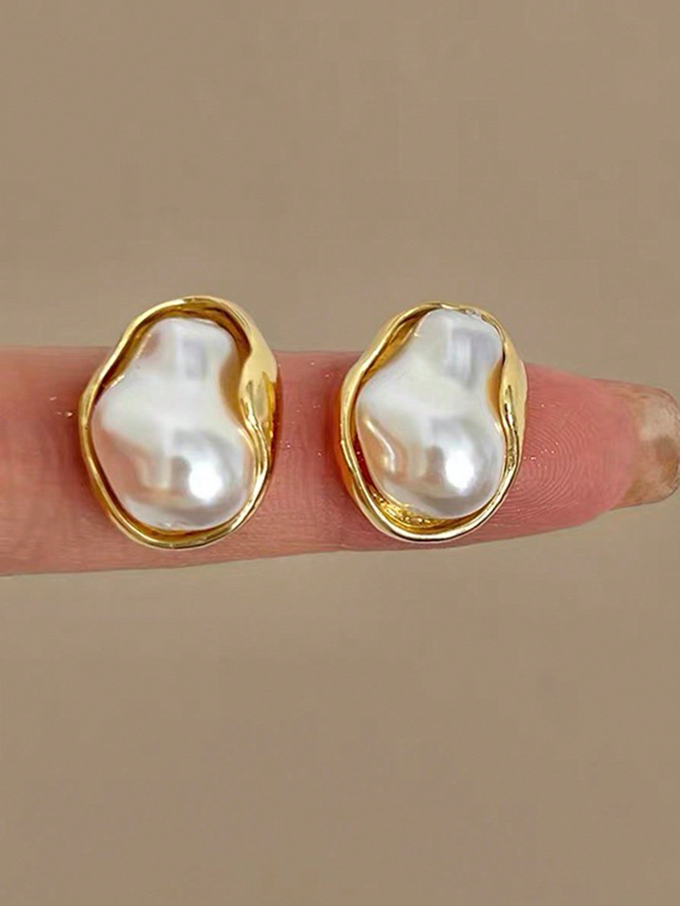 Asymmetrical Faux Pearl Elegant & Unique Everyday Fashion Women Earring (1 Pair)