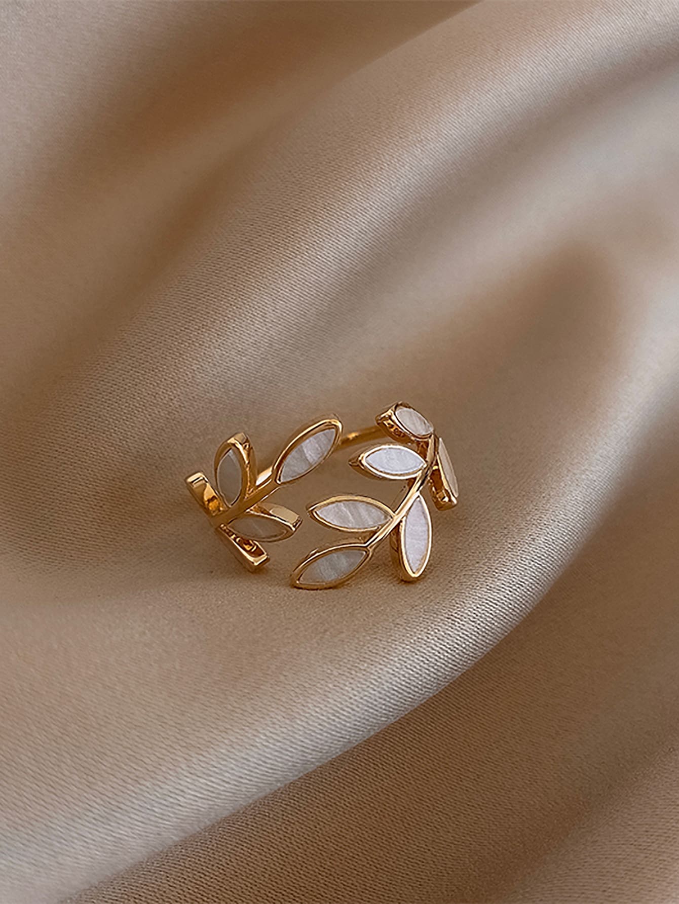 Andkiss Elegant Color Block Leaf Decor Cuff Ring