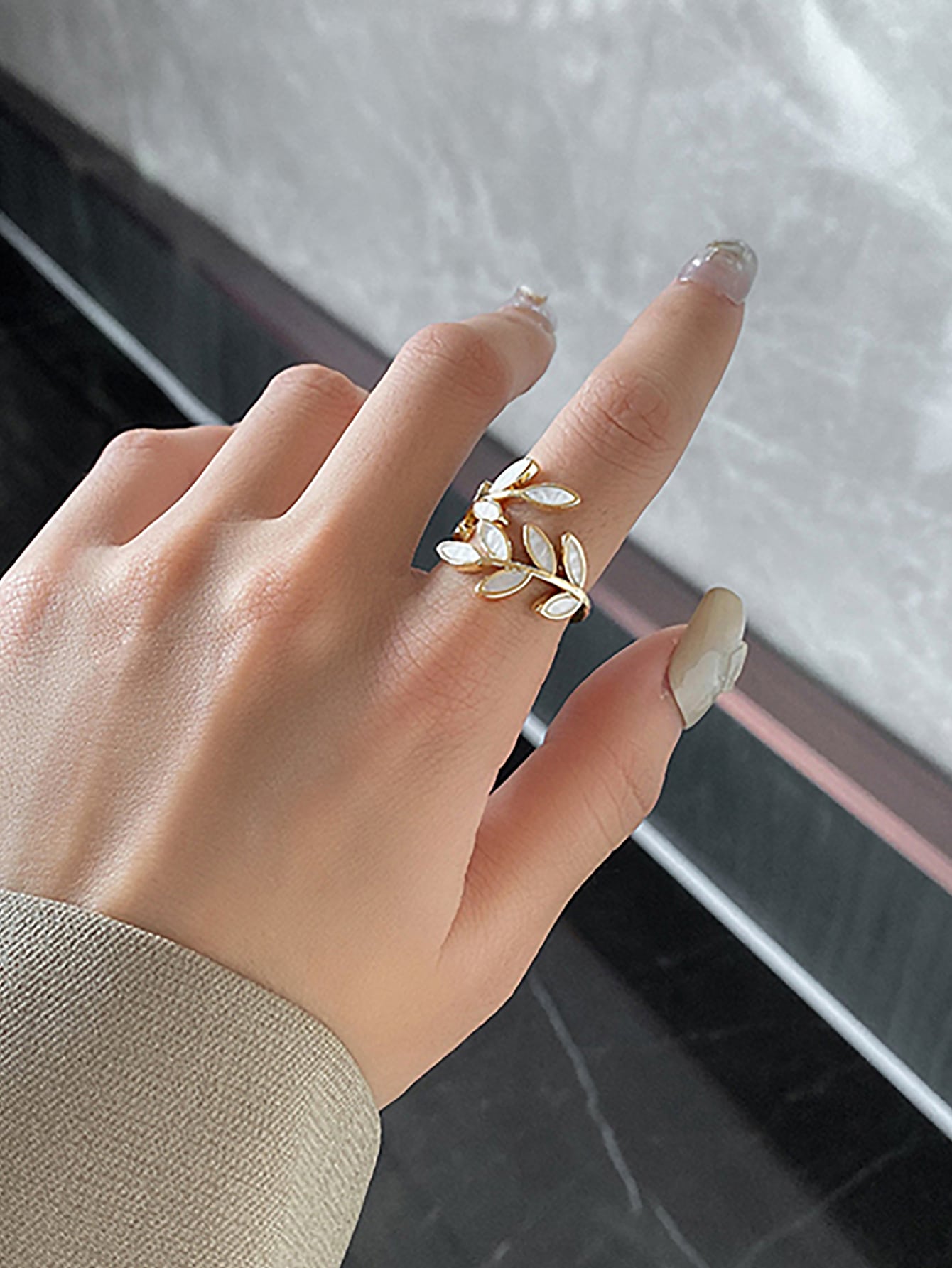 Andkiss Elegant Color Block Leaf Decor Cuff Ring