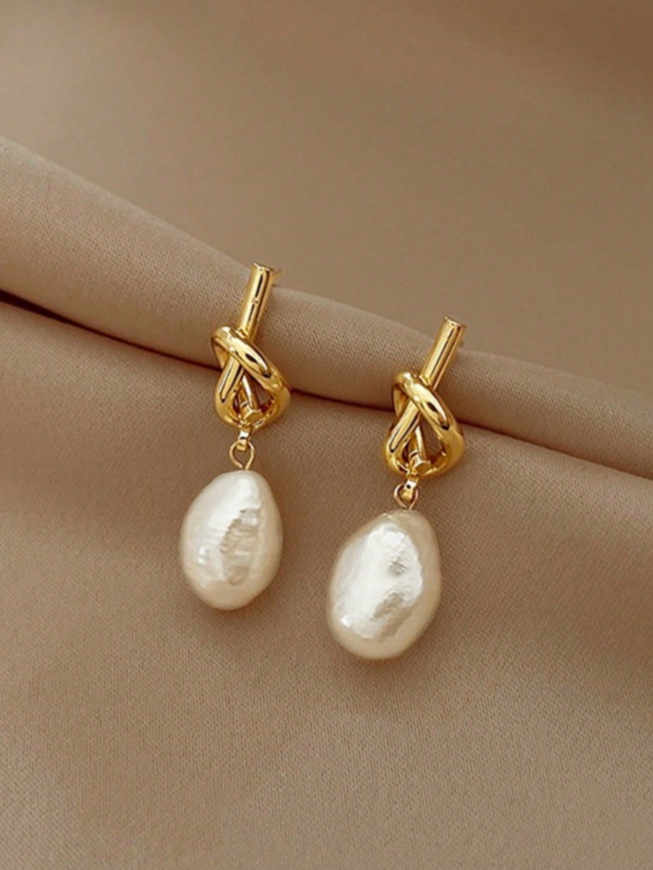 Knotted Pearl Earrings – Minimalist Luxury for the Modern Woman