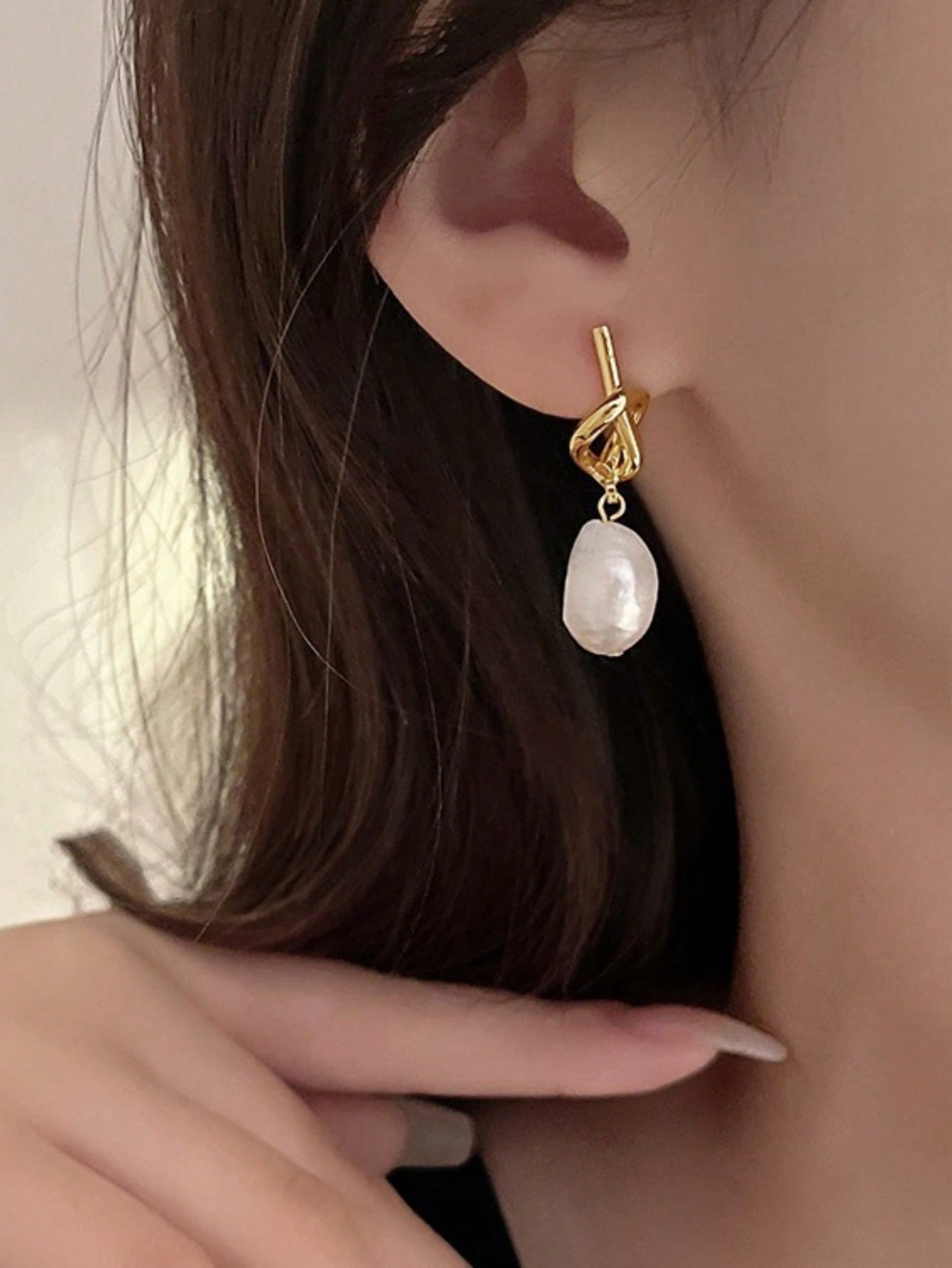 Knotted Pearl Earrings – Minimalist Luxury for the Modern Woman