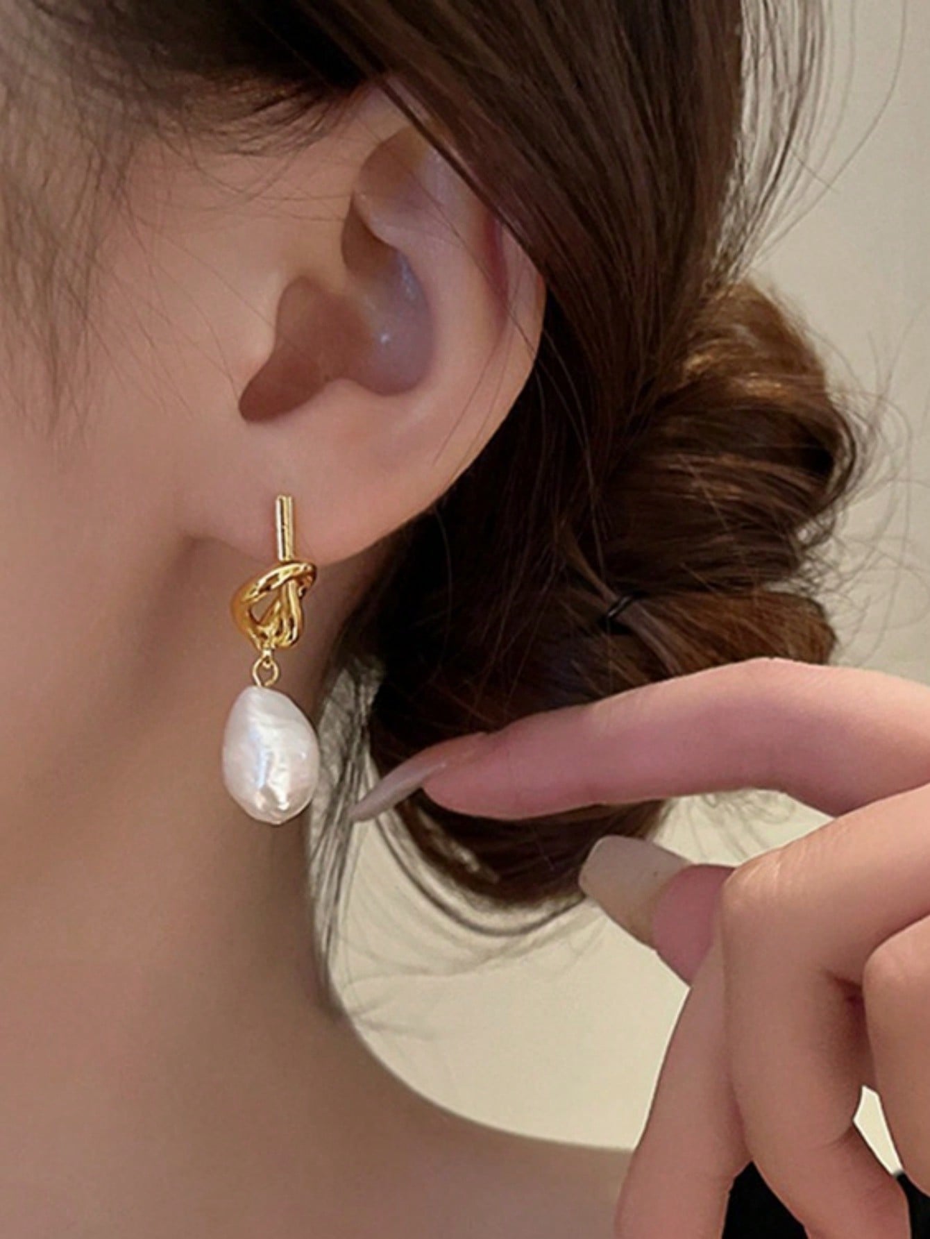 Knotted Pearl Earrings – Minimalist Luxury for the Modern Woman