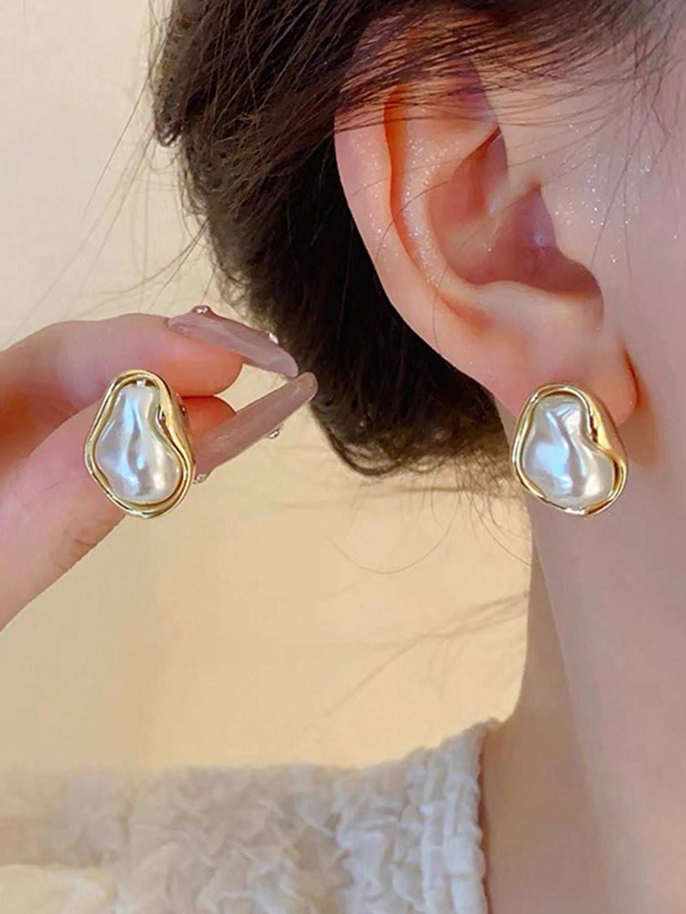 Asymmetrical Faux Pearl Elegant & Unique Everyday Fashion Women Earring (1 Pair)