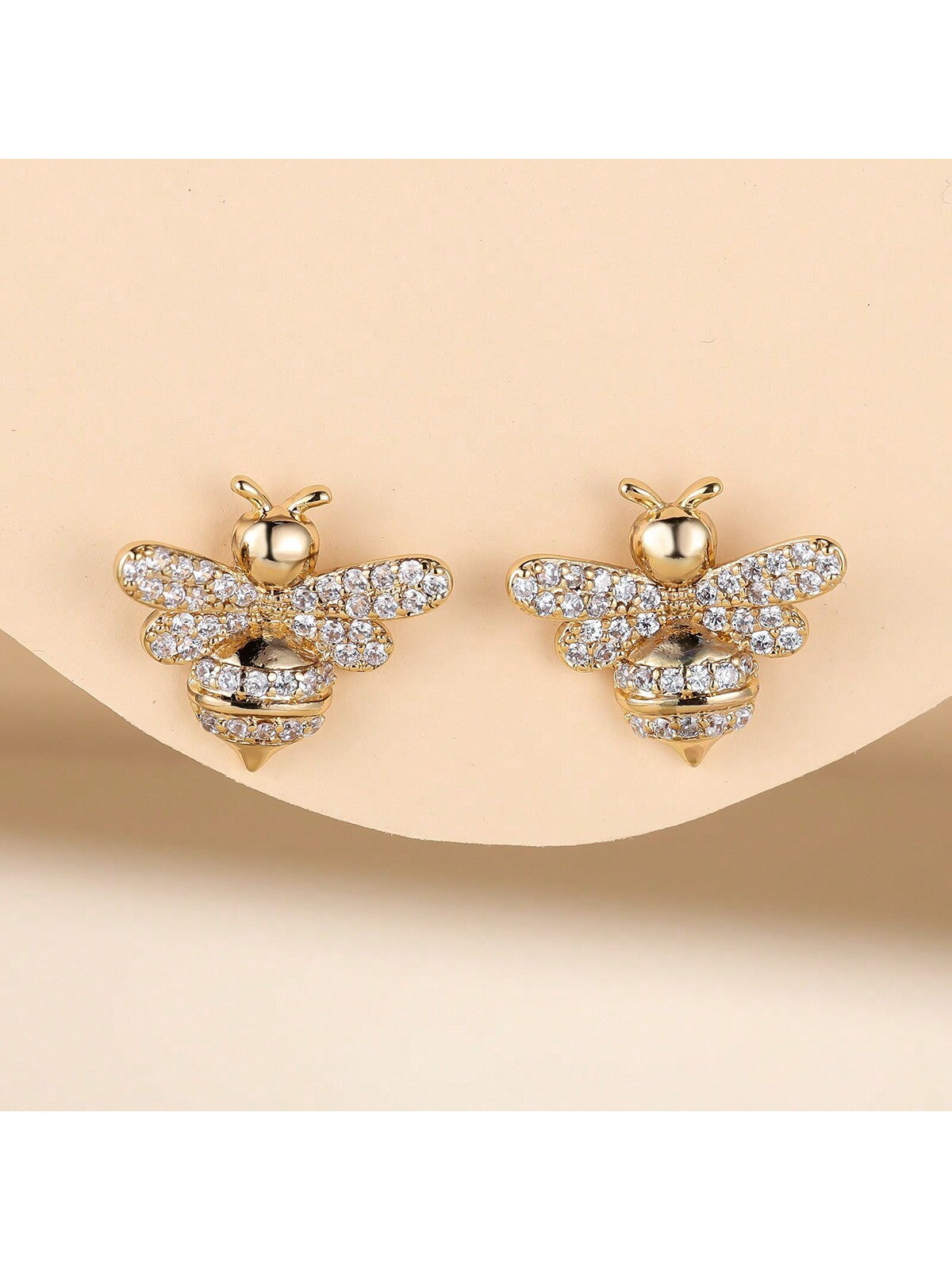 Minimalist Bee Design Earrings – Elegant & Versatile Fashion Earrings