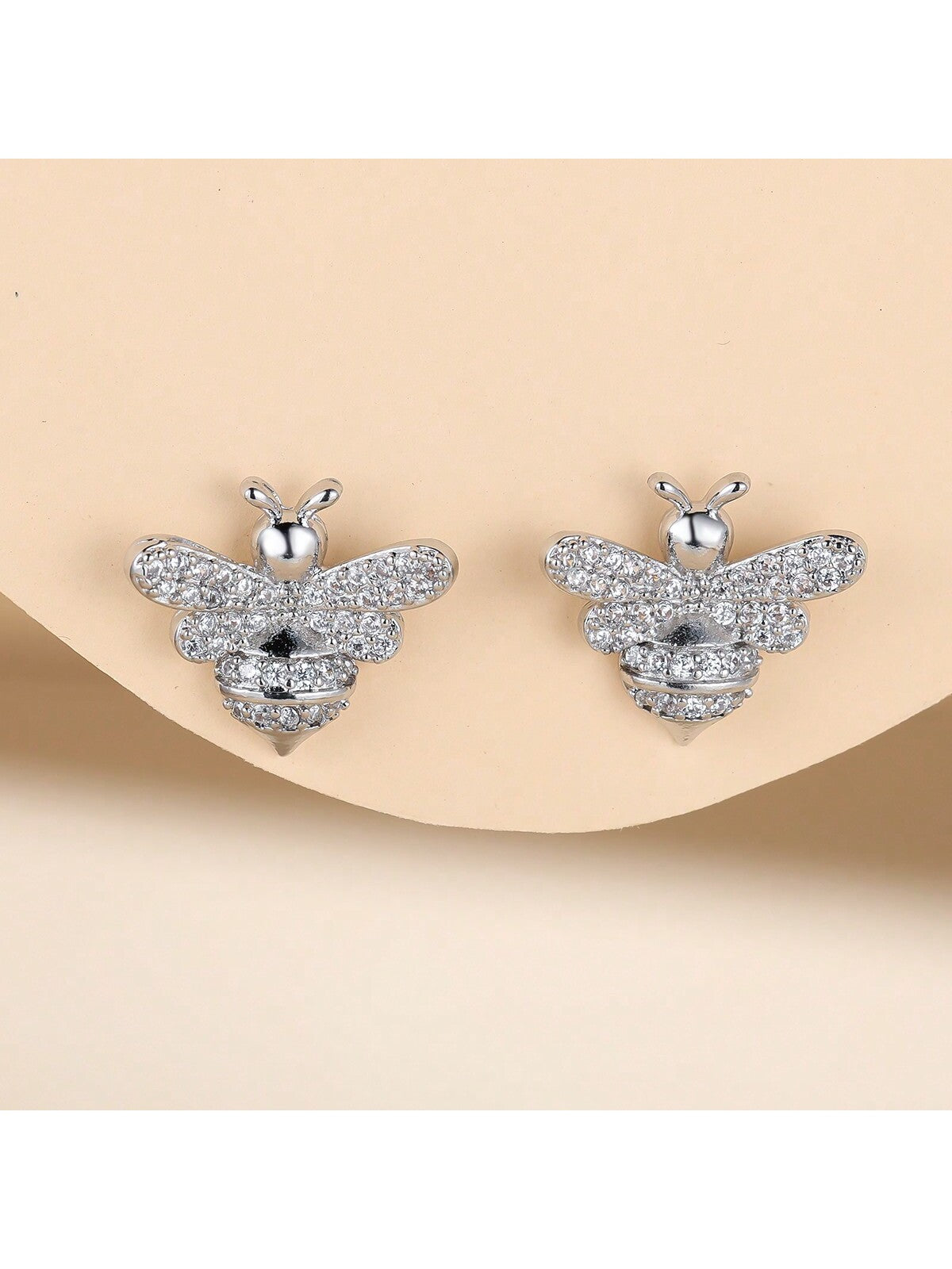 Minimalist Bee Design Earrings – Elegant & Versatile Fashion Earrings