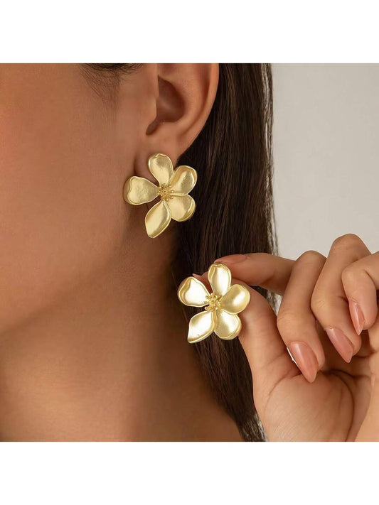 Hegaze Fashionable Minimalist Gold Flower Shaped Earrings