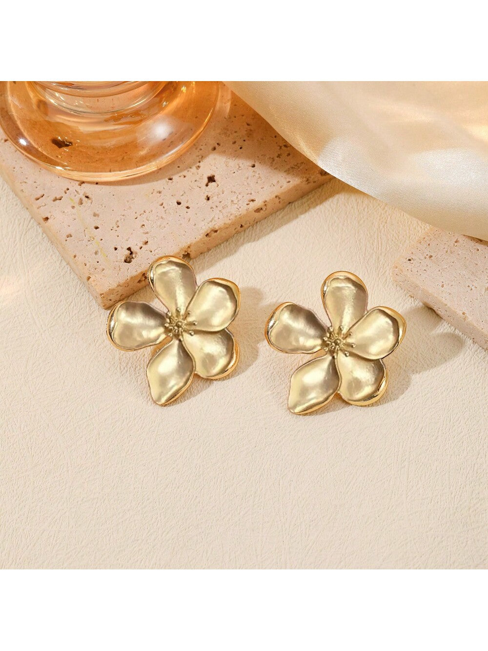 Hegaze Fashionable Minimalist Gold Flower Shaped Earrings