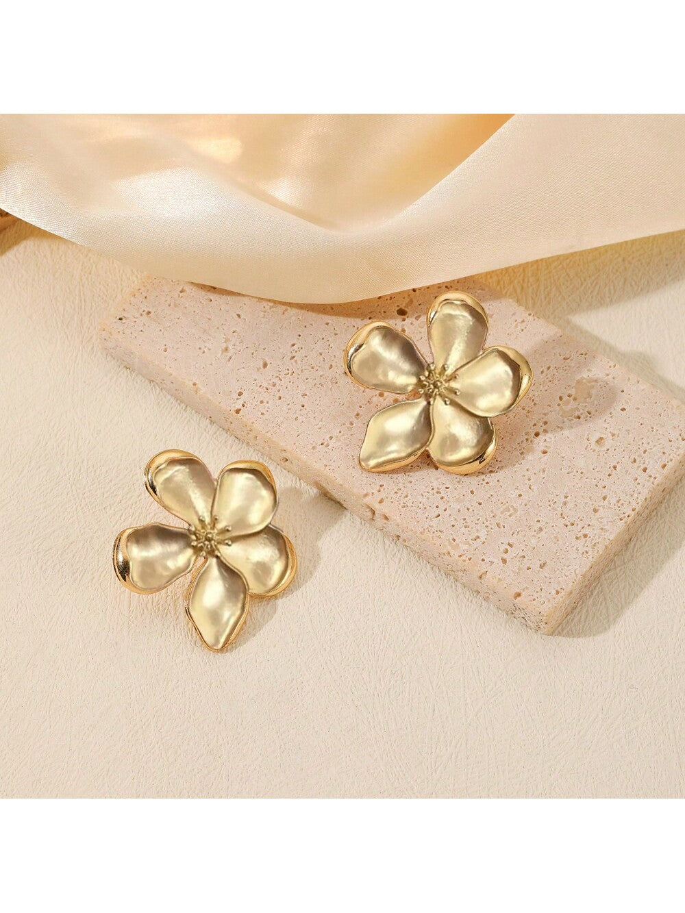 Hegaze Fashionable Minimalist Gold Flower Shaped Earrings